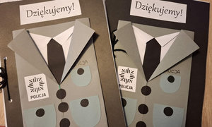 laurki z podziękowaniami w kształcie policyjnego munduru