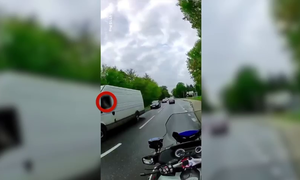 kierujący autem korzystający z telefonu komórkowego w trakcie jazdy