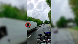 kierujący autem korzystający z telefonu komórkowego w trakcie jazdy