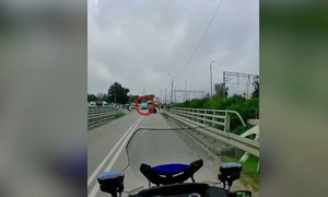 stopklatka z nagrania na której widać kierującego busem niestosującego się do znaku P-4 linia podwójna ciągła