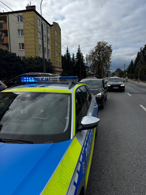auto marki Opel zatrzymane do kontroli drogowej, przed nim stojący radiowóz