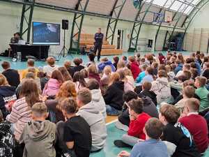 spotkanie uczniów z policjantami