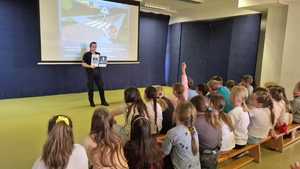 policjantka pokazująca dzieciom znaki drogowe