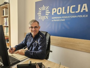 asp. Robert Sybicki siedzący przy biurku