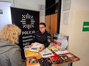 policjantka przekazująca kobiecie ulotki informacyjne
