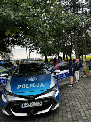 policjanci wraz z dziećmi