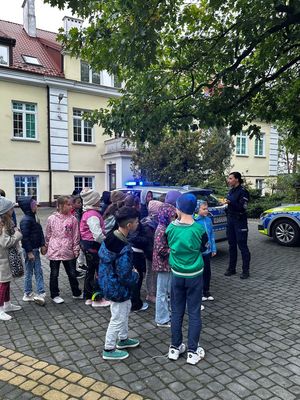 policjanci wraz z dziećmi