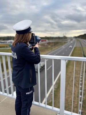policjantka z ręcznym miernikiem pomiaru prędkości na wiadukcie trasy s7