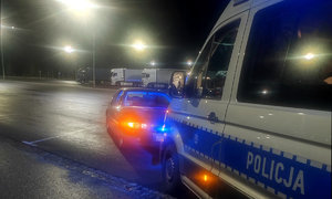 policyjny radiowóz i auto zatrzymane do kontroli