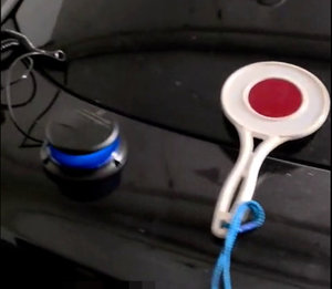 zabezpieczone sprzęty: tarcza do zatrzymywania pojazdów jak również niebieskie światło błyskowe