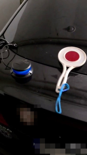 zabezpieczone sprzęty: tarcza do zatrzymywania pojazdów jak również niebieskie światło błyskowe