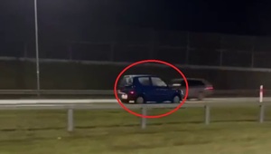 niebieski fiat jadący pod prąd S7