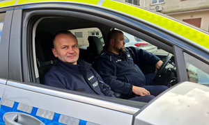 dzielnicowi PP Prażmów siedzący w radiowozie