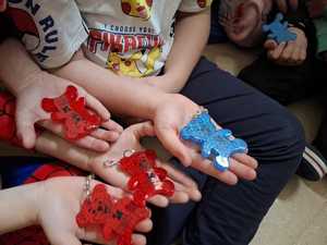 odblaski ułożone na rękach dzieci