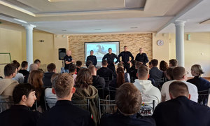 zdjęcie policjantów stojących przed uczniami