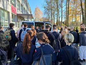 zdjęcia ze spotkania na których są policjanci oraz uczniowie klas mundurowych