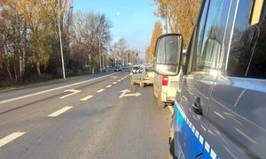 zdjęcie radiowozu, w tle rozbite auta