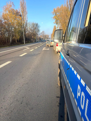 zdjęcie radiowozu, w tle rozbite auta