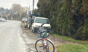 rower stojący na poboczu, w tle droga