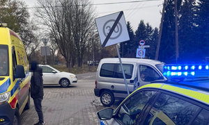 zdjęcie z miejsca interwencji. W tle karetka pogotowia oraz radiowóz