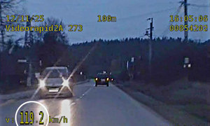 stopklatka z wideorejestratora z przekroczeniem prędkości
