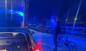 rowerzysta, w tle radiowóz