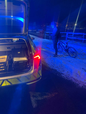 rowerzysta, w tle radiowóz