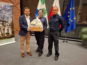 zdjęcie z debaty społecznej, sala konferencyjna. Przy stolikach siedzą przedstawiciele mieszkańców, urzędu, a także policjanci