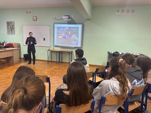 policjantka w trakcie spotkania z uczniami