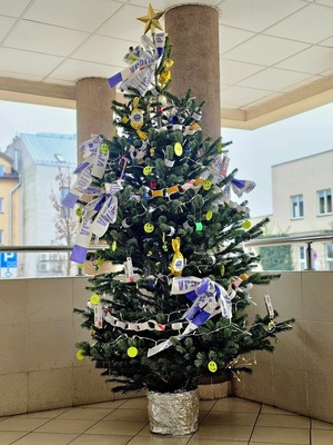 choinka z odblaskami przed siedzibą komendy