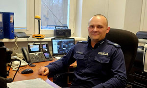 sierż. szt. Mateusz Zieliński siedzący przy biurku