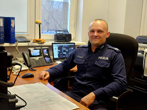 sierż. szt. Mateusz Zieliński siedzący przy biurku