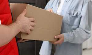 kurier przekazujący przesyłkę