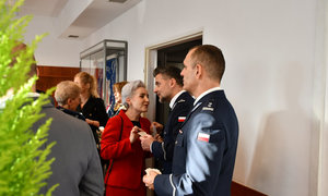 policjanci składają sobie życzenia