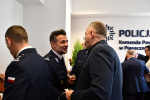 policjanci składają sobie życzenia