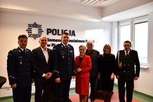 policjanci składają sobie życzenia