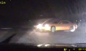 driftujące pomarańczowe auto