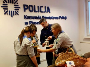 Policjanci otrzymali Betlejemskie Światło Pokoju