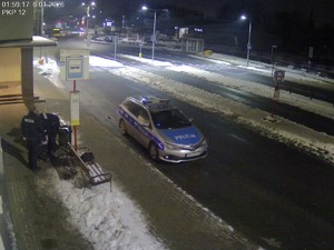 policjanci udzielający pomocy