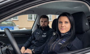 umundurowani policjanci mł. asp. Paulina Lackowska oraz sierż. Norbert Lackowski siedzący w oznakowanym radiowozie