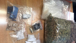 zabezpieczone w torbach foliowych środki odurzające, leżą na stole