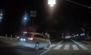 pieszy przechodzący przez oznakowane przejście dla pieszych i kierujący pojazdem, który nie ustąpił mu pierwszeństwa