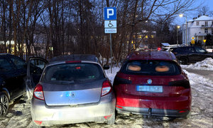 dwa pojazdy zaparkowane dla miejscu dla osób niepełnosprawnych
