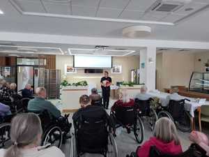 seniorzy oraz policjantka