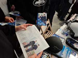 policyjne stoisko, policjanci rozmawiają z młodzieżą