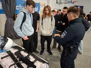 policyjne stoisko, policjanci rozmawiają z młodzieżą