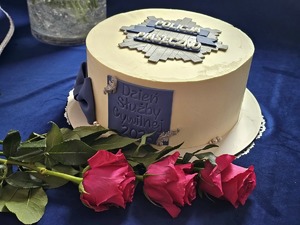 tort i leżące obok trzy różowe róże