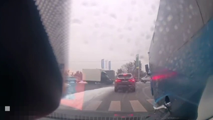 autobus i auto osobowe, w tle droga