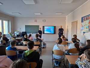 policjanci prowadzący spotkanie z uczniami