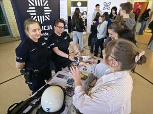 na zdjęciach widać policjantów i ich stanowisko promocyjne, a także młodzież, która rozmawia z policjantami, otrzymuje ulotki informacyjne